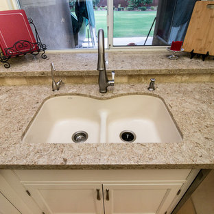 Très grand cuisine avec des portes de placard jaunes ...