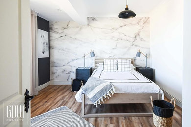 中くらいなコンテンポラリースタイルのおしゃれな客用寝室 (白い壁、無垢フローリング、暖炉なし) のレイアウト