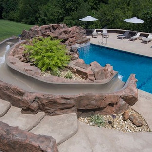 Großes Klassisches Sportbecken hinter dem Haus in rechteckiger Form mit Wasserrutsche und Betonplatten in Cedar Rapids