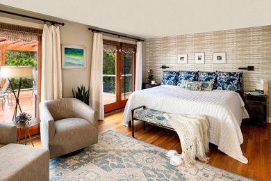 シアトルにある広いコンテンポラリースタイルのおしゃれな寝室 (グレーの壁、壁紙) のインテリア