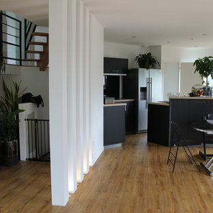 ルアーブルの中サイズのモダンスタイルのLDKの画像 (白い壁、淡色無垢フローリング、ベージュの床)