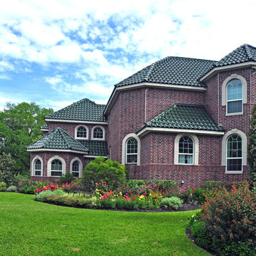 Cottage-style front yard in Braeswood Place