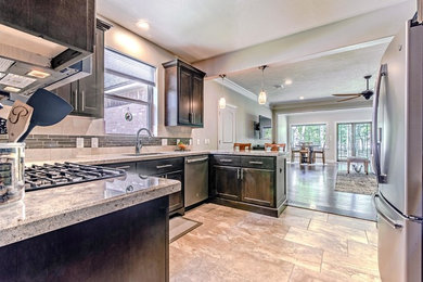 Example of a classic kitchen design in Houston