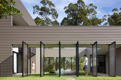 Inspiration for a medium sized contemporary home in Gold Coast - Tweed.