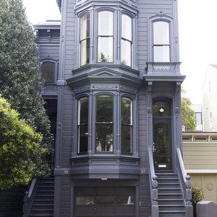 サンフランシスコのヴィクトリアン調のおしゃれな家の外観 (木材サイディング、紫の外壁) の写真
