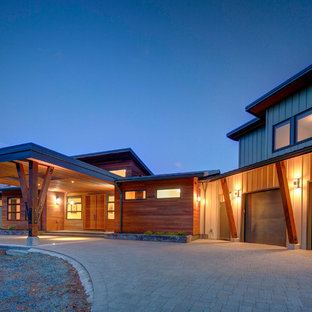 Mittelgroßes, Zweistöckiges, Rotes Industrial Haus mit Holzfassade und Flachdach in Vancouver