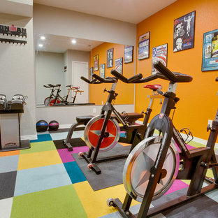 デンバーの中サイズのコンテンポラリースタイルのおしゃれな多目的ジム (グレーの壁、カーペット敷き、マルチカラーの床) の写真