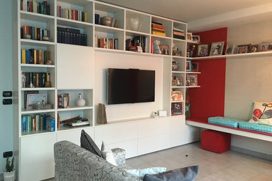 Esempio di un grande soggiorno design aperto con libreria, pareti bianche, pavimento in gres porcellanato e pavimento grigio