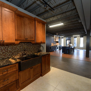 Industrial Küchen mit Rückwand aus Steinfliesen Ideen, Design & Bilder