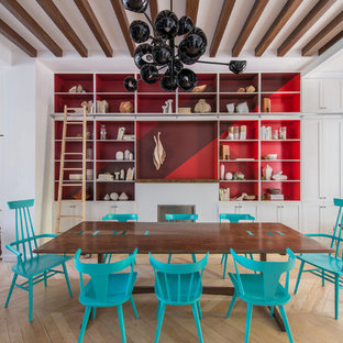 Modernes Esszimmer mit hellem Holzboden und roter Wandfarbe in Portland