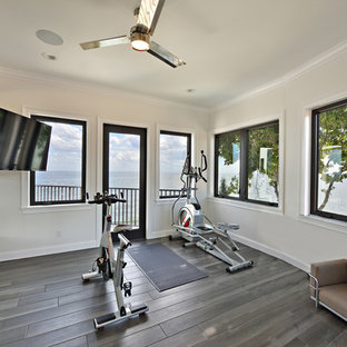 タンパの中サイズの地中海スタイルのおしゃれな多目的ジム (白い壁、磁器タイルの床、茶色い床) の写真