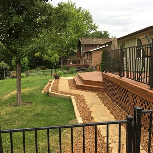 デンバーの中サイズのサンタフェスタイルのおしゃれな裏庭のデッキ (日よけなし) の写真