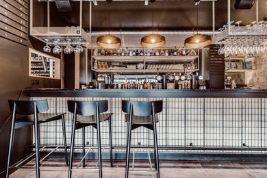 Aménagement d'un bar de salon.