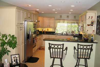 Example of a kitchen design in Los Angeles