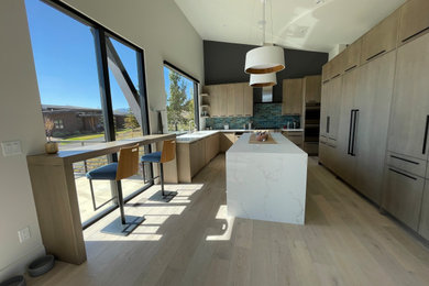 Minimalist kitchen photo in Salt Lake City