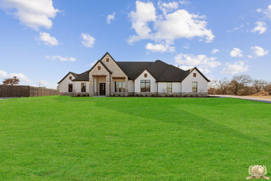 Example of an exterior home design in Dallas