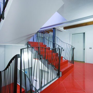 scala rossa in un condominio