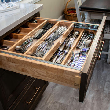 Maple Stained Shaker Kitchen Cabinets with Peninsula Bar