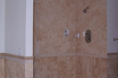 Modelo de cuarto de baño mediterráneo con jacuzzi, ducha abierta, baldosas y/o azulejos beige y baldosas y/o azulejos de piedra