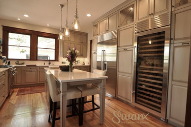 Example of a classic kitchen design in Austin