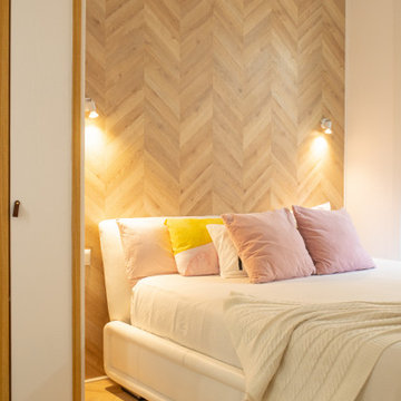 Dormitorio principal cálido y luminoso con toques rosados y amarillos