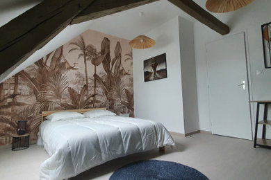 Diseño de dormitorio principal y beige y blanco actual grande con paredes beige, suelo de madera clara, suelo beige y papel pintado