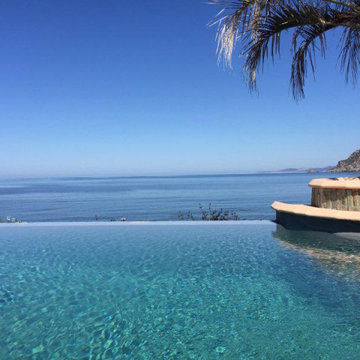 Piscine à débordement sur la Méditerranée