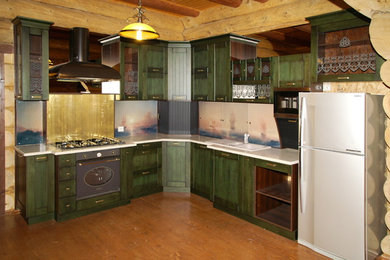 Кухня с дубовыми фасадами в бревенчатом доме