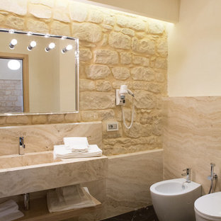 Foto di un bagno di servizio minimalista di medie dimensioni con WC a due pezzi, piastrelle beige, piastrelle in travertino, pareti beige, pavimento in marmo, lavabo rettangolare, top in travertino, pavimento nero e top beige