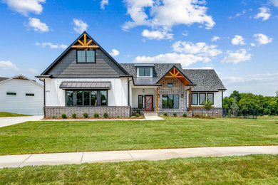 Großes, Einstöckiges Country Haus mit weißer Fassadenfarbe, Satteldach, Misch-Dachdeckung, schwarzem Dach und Wandpaneelen in Sonstige