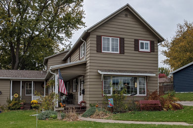 Example of a cottage home design design in Cedar Rapids