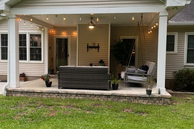 Arts and crafts home design photo in Charleston