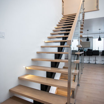 Central metal stringer hardwood staircase / Escalier de bois franc limon central