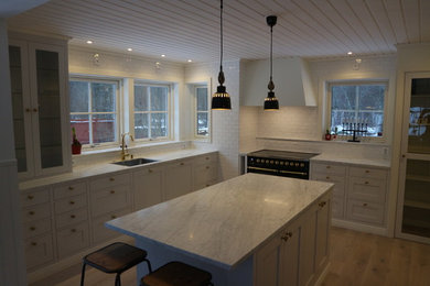 Nytt kök med köksö och bänkskivor i carrara marmor