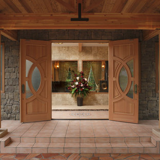 他の地域の両開きドアアジアンスタイルのおしゃれな玄関ドア (木目調のドア、グレーの壁、セラミックタイルの床、赤い床) の写真
