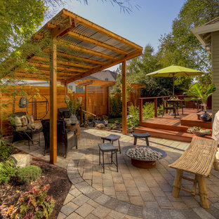 Klassischer Patio mit Pflasterklinker und Feuerstelle in Portland