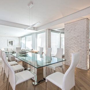 ミラノの広いコンテンポラリースタイルのLDKの画像 (白い壁、無垢フローリング)