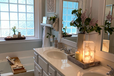 Ejemplo de cuarto de baño principal y doble tradicional renovado de tamaño medio con puertas de armario blancas y suelo vinílico