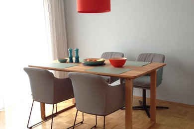 Offenes, Mittelgroßes Modernes Esszimmer mit grauer Wandfarbe und hellem Holzboden in München