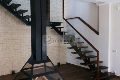 Лестница со стеклянными элементами