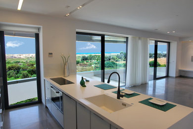 Minimalist kitchen photo in Tel Aviv
