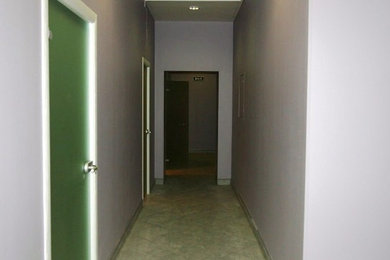 Стильный дизайн: коридор среднего размера в классическом стиле с белыми стенами и полом из керамической плитки - последний тренд