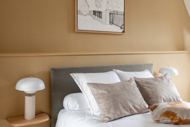 Idée de décoration pour une chambre de taille moyenne avec un mur jaune, parquet clair, un sol blanc et un plafond en bois.
