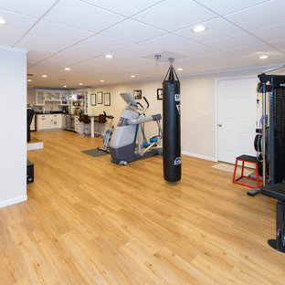 ニューヨークの大きいコンテンポラリースタイルのおしゃれな多目的ジム (ベージュの壁、淡色無垢フローリング、黄色い床) の写真