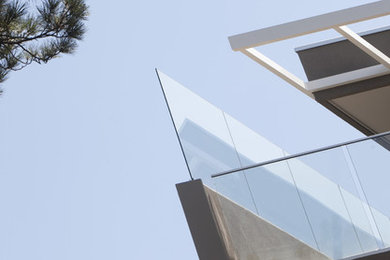 Design ideas for a modern balcony in Melbourne.