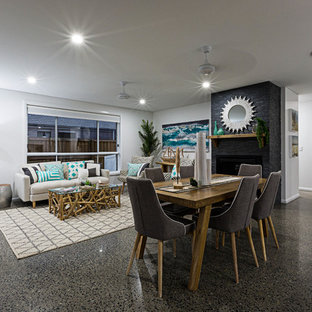 セントラルコーストの広いビーチスタイルのLDKの画像 (白い壁、コンクリートの床)