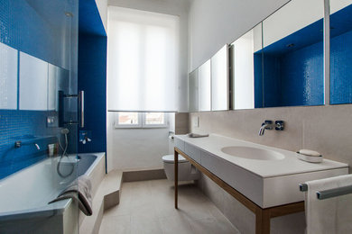 Contemporary bathroom in Marseille.