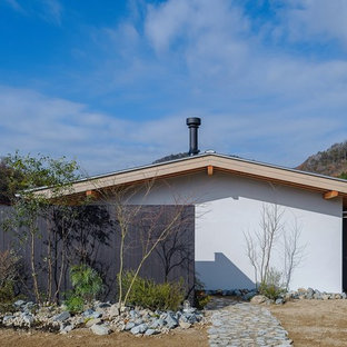 他の地域のトラディショナルスタイルのおしゃれな白い家 (切妻屋根) の写真