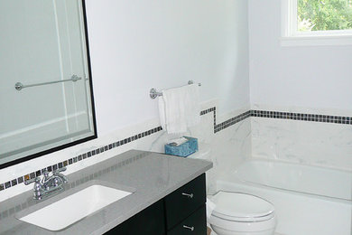 他の地域にある小さなモダンスタイルのおしゃれなバスルーム (浴槽なし) (アンダーカウンター洗面器、フラットパネル扉のキャビネット、黒いキャビネット、珪岩の洗面台、アルコーブ型浴槽、コーナー設置型シャワー、一体型トイレ	、白いタイル、磁器タイル、白い壁、大理石の床) の写真