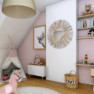 Ejemplo de habitación de bebé niña escandinava, de tamaño medio, con paredes rosas y suelo de madera clara